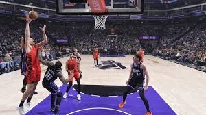 布朗尼预判了勒布朗的动作